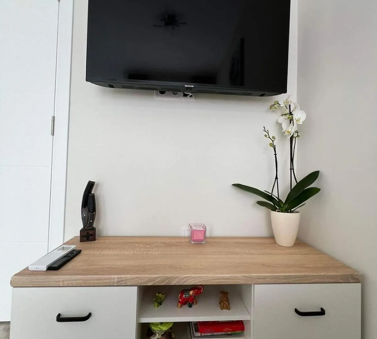 Harmony Apartment- 4 People- New Modern Flat-By The Sea فارنا شقة
