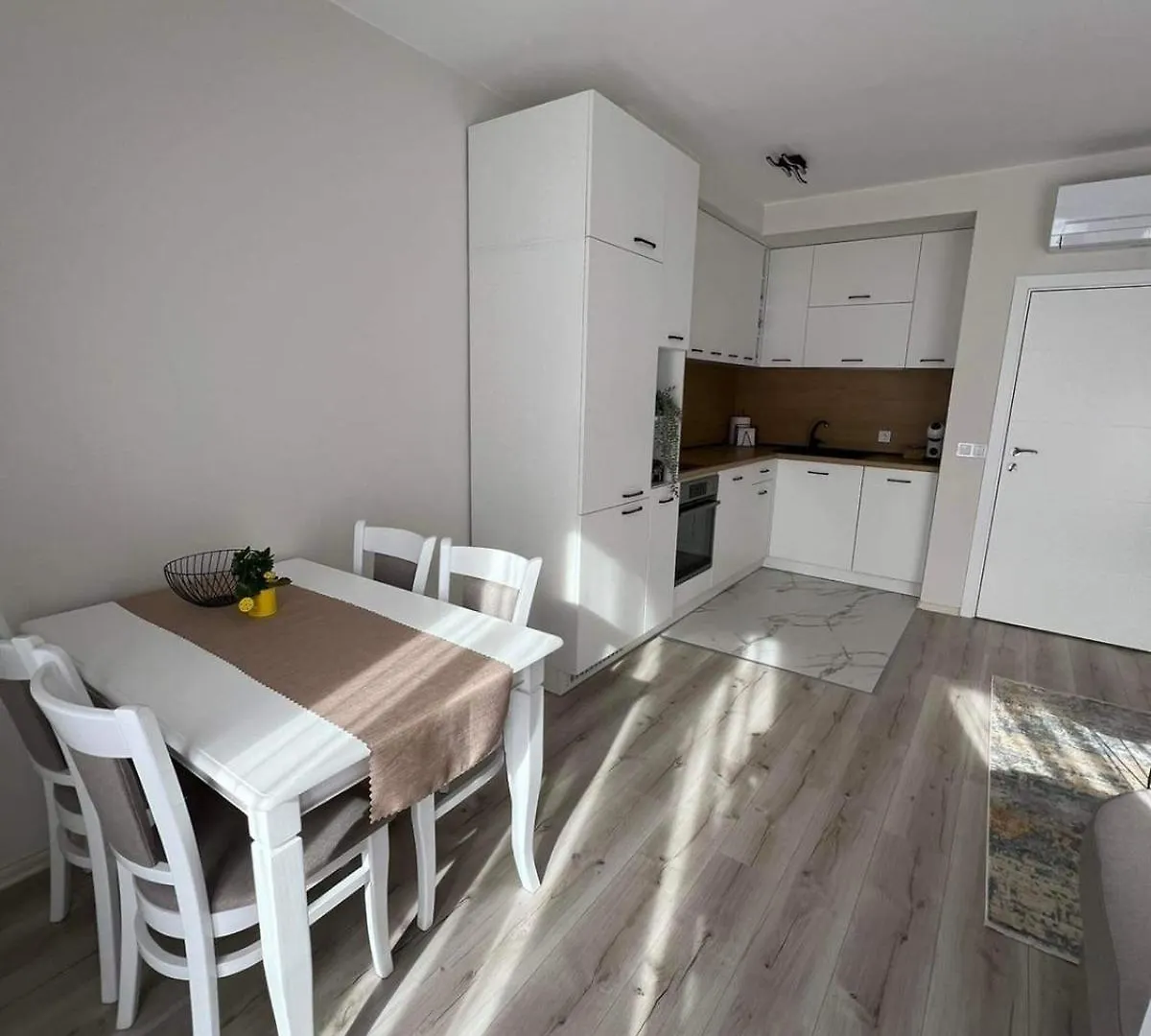 Harmony Apartment- 4 People- New Modern Flat-By The Sea فارنا