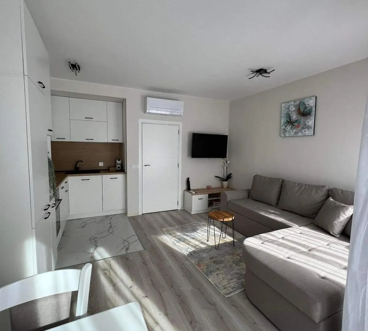 Harmony Apartment- 4 People- New Modern Flat-By The Sea فارنا